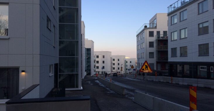 Liljeholmsblick, en ny sovstad knappt en kilometer från innerstaden! Hur mycket ska staden få bestämma över utformningen och begränsningar av nya stadsdelar? Är kommunala planmonopolet det ultimata stadsutvecklingsprogrammet?